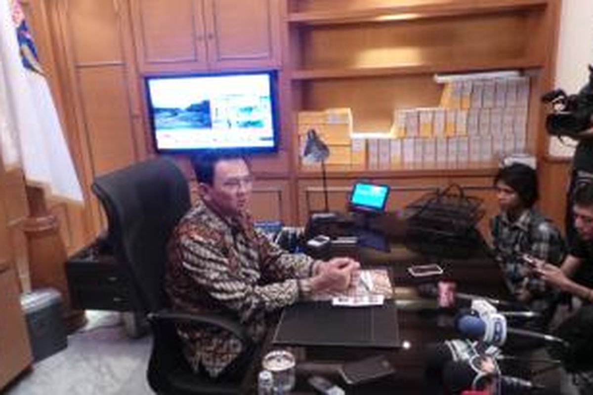 Gubernur DKI Jakarta Basuki Tjahaja Purnama sedang di dalam ruang kerja gubernur, di Balaikota, Rabu (19/11/2014).