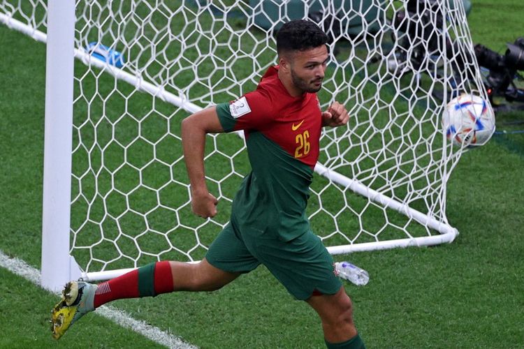 Goncalo Ramos usai mencetak gol dalam laga Portugal vs Swiss di 16 besar Piala Dunia 2022. Ia berhasil membukukan hattrick pertama di Piala Dunia 2022. Adapun laga Portugal vs Swiss di Stadion Lusail, Qatar, pada Rabu (7/12/2022) dini hari WIB, berakhir dengan skor 5-1. (Foto oleh ADRIAN DENNIS/AFP)