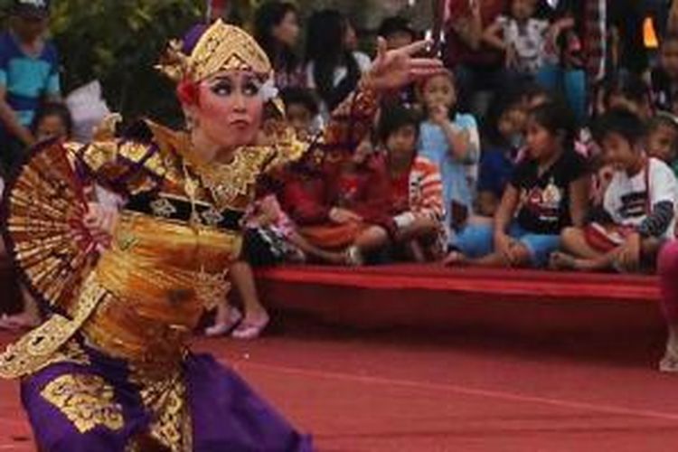 Para penari di Pesta Kesenian Bali 2014.
