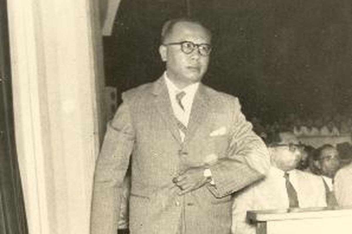 Perdana Menteri Djuanda dengan jawaban Pemerintah di tangannya waktu berjalan menuju mimbar untuk memberikan pidatonya di sidang Konstituante.