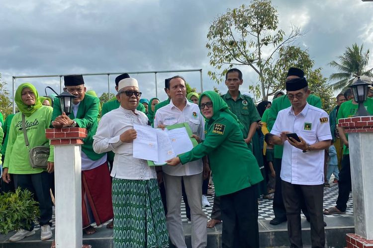 Tiga caleg DPRD Kabupaten Serang dari PPP saat membacakan deklarasi dukungan ke Prabowo Subianto-Gibran Rakabuming Raka.