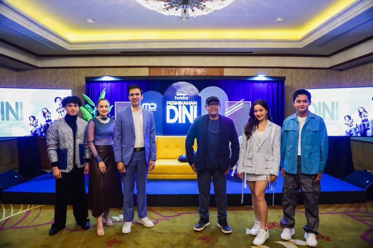 Potret produser, sutradara, dan para pemain serial Pernikahan Dini yang akan tayang di Disney+ Hotstar pada 23 September 2023. 