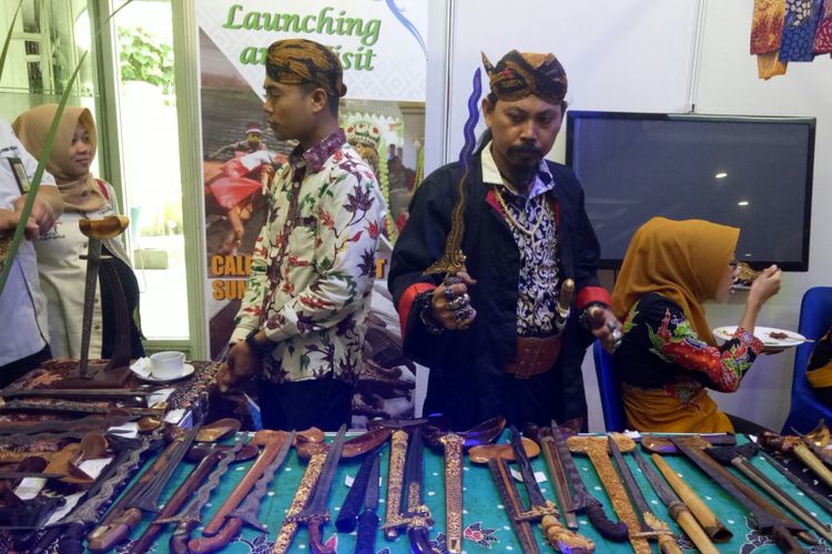 Salah satu Mpu Keris Sumenep, Cinot M Jaelani, memamerkan keris Sumenep asli buatan Desa Aeng Tongtong. Saat acara Launching Visit dan Calendar Event Sumenep 2018, di Kementerian Pariwisata, Jakarta, Selasa (5/12/2017).