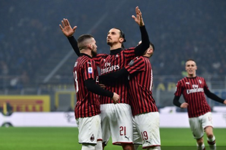 Penyerang AC Milan, Zlatan Ibrahimovic merayakan golnya ke gawang Inter Milan pada laga pekan ke-23 Serie A Liga Italia di Stadion Giuseppe Meazza, San Siro, Milan, Minggu, 9 Februari 2020.