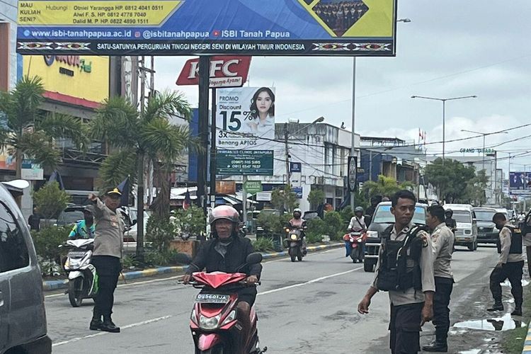 Nampak aparat kepolisian, saat melakukan pengamanan dan mengatur lalu lintas di jalan raya Sentani, guna melakukan penyekatan terhadap aksi demonstrasi yang berlangsung di Sentani, Kabupaten Jayapura, Papua, Selasa (20/9/2022).