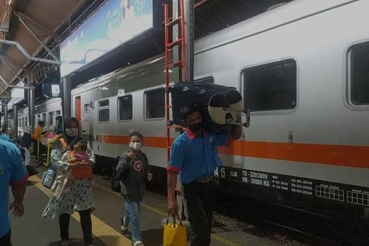 Porter sedang membantu angkat barang penumpang di Stasiun Tawang Semarang, Jawa Tengah.
