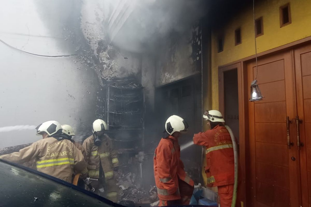 Akibat lupa mematikan dupa, sebuah rumah terbakar di Jalan Rawa Selatan IV, Johar Baru, Jakarta Pusat, Selasa (14/6/2022).