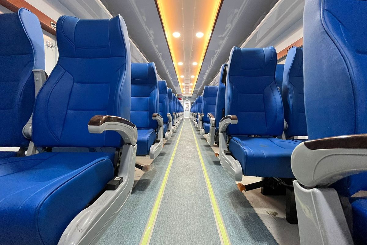 Ilustrasi kursi penumpang kereta api. Stop kontak atau colokan listrik di kursi kereta api hanya untuk gadget.