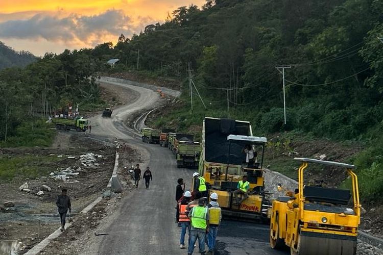 Proyek pembangunan jalan Oenaek-Saenam-Nunpo (Haumeni Ana) di sepanjang perbatasan Indonesia dan Timor Leste, dengan pagu anggaran Rp 245,7 miliar, terkendala tanah longsor. 
