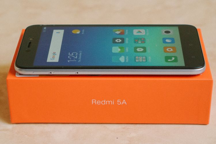 Xiaomi Redmi 5A dan kotak kemasannya.