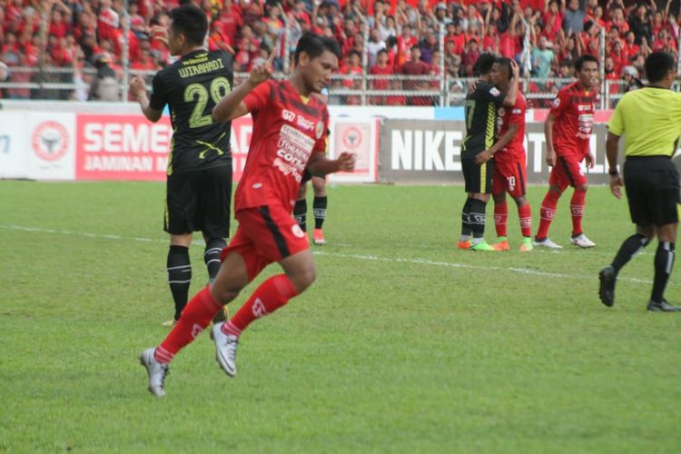 Manda Cingi menyumbang dua gol untuk kemenangan 3-1 Semen Padang dari Kalteng Putra