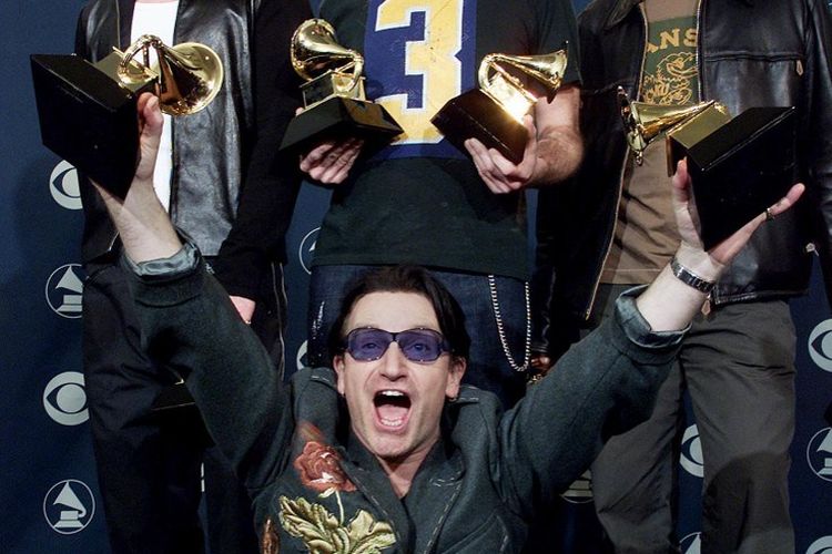 Grup rock U2 poses dengan trofi-trofi Grammy yang mereka menangi pada Grammy Awards ke-43 yang digelar di Los Angeles, California, pada 21 Febuari 2001. U2 memenangi Best Rock Performance by a Duo or Group, Best Song of the Year, dan Record Of the Year.