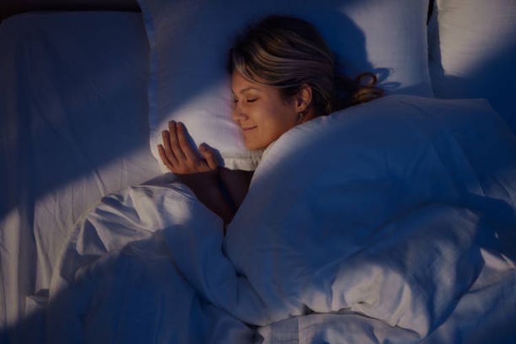 Ilustrasi latihan pernapasan dapat membantu tidur lebih nyenyak di malam hari.