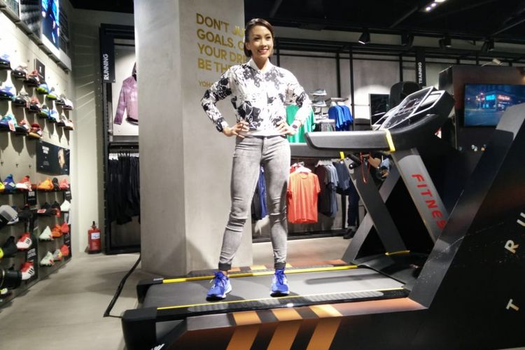 adidas menyediakan mesin treadmill bagi pengunjung yang ingin mencoba sepatu SolarBoost di senayan city