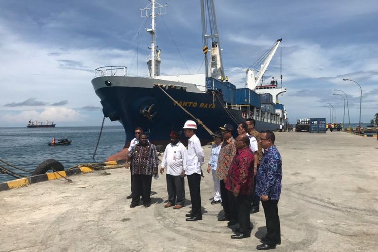Presiden Joko Widodo saat meninjau kerusakan di Pelabuhan Nabire, Papua, Kamis (21/12/2017).