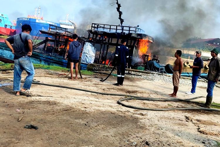 Sebuah kapal tunda atau tugboat di Sungai Kapuas Pontianak, Kalimantan Barat (Kalbar) terbakar, Senin (23/5/2022) pagi. Tidak ada korban jiwa dalam peristiwa tersebut, namun api berhasil membakar nyaris seluruh badan kapal. 