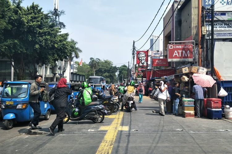 Kondisi trotoar Cikini, Jakarta Pusat, Senin (4/11/2019).