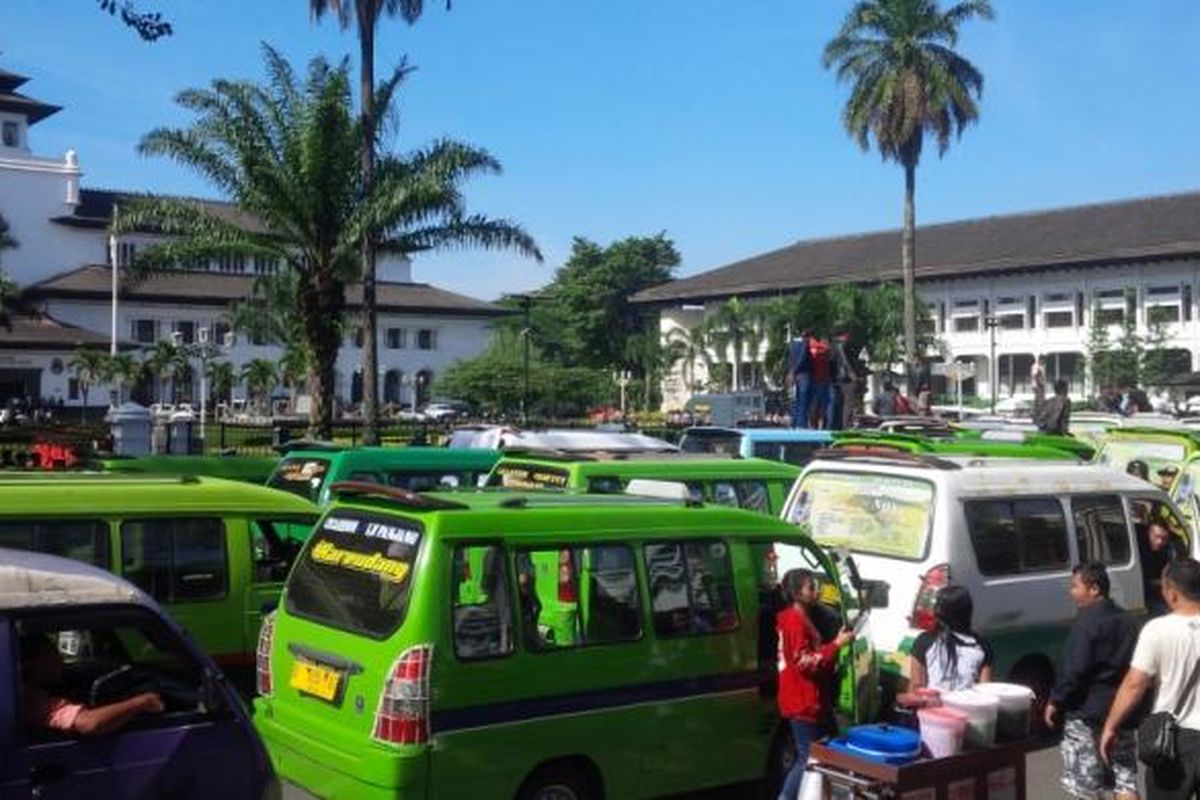 Halaman Gedung Sate, Jalan Diponegoro Kota Bandung dipadati ratusan unit angkutan kota (angkot) se-Kota Bandung, Kamis (9/3/2017). 