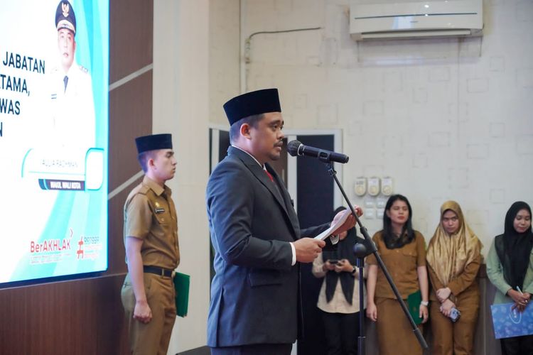 Walikota Medan, Bobby Nasution saat melantik 54 pejabat Manajerial Pemko Medan di Ruang Rapat III di Balai Kota, Medan, Senin (19/8/2024)