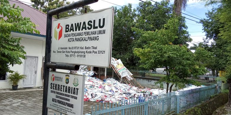 Tumpukan sampah alat peraga kampanye di kantor Bawaslu Pangkalpinang, Kepulauan Bangka Belitung, Sabtu (20/4/2024).
