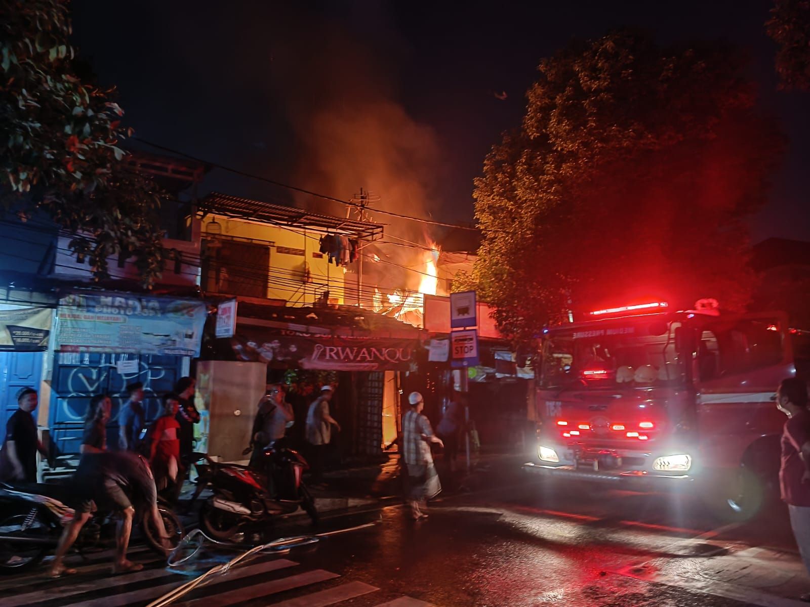 Ruko Ayam Goreng di Duren Sawit Kebakaran, Penghuni Ruko Gotong Royong Selamatkan Barang