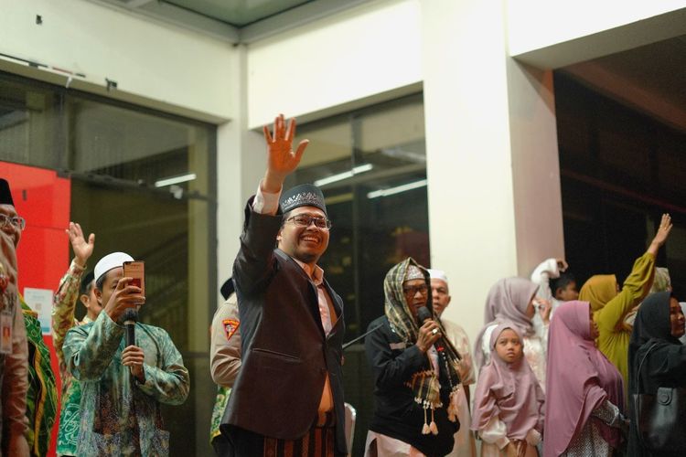 Bupati Aulia Oktafiandi melepas keberangkatan jemaah haji kloter 14 di Murakata Barabai, Jumat (16/6/2023).