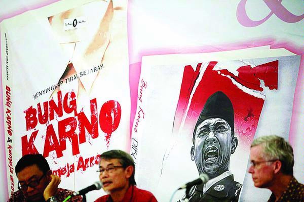 Penulis buku Bung Karno dan Kemeja Arrow, Asvi Warwan Adam,  Kasijanto Sastrodinomo (moderator), dan sejarawan Peter Carey (kiri ke kanan) membedah buku tentang Bung Karno tersebut di Jakarta, Selasa (29/5). Bersama itu pula diluncurkan buku tentang Bung Karno yang lain berjudul Bung Karno Dibunuh Tiga Kali.