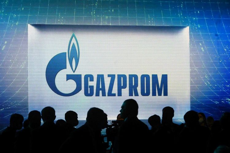 Logo Gazprom terlihat dalam Forum Gas Internasional, di Expoforum Convention and Exhibition Centre di Saint Petersburg, Rusia pada 7 Oktober 2021.