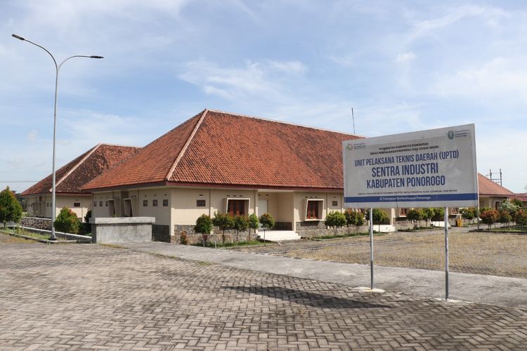 Pemerintah Kabupaten Ponorogo membangun rumah sakit lapangan di Gedung Sentra Industri Kecil Menengah (IKM) di Jalan Trunojoyo, Kota Ponorogo. Rumah sakit lapangan itu mampu menampung 74 pasien Covid-19.