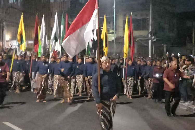 Berjalan Kaki 5 Kilometer Tanpa Mengucap Sepatah Kata, Ini Maksud Tersembunyi di Balik Ritual Mubeng Beteng Jogja