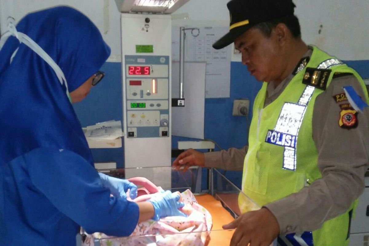 Iptu Kuswari sesaat setelah memberikan pertolongan pertama kepada bayi yang baru saja dilahirkan di rest area KM 88 Tol Purbaleunyi, Senin (11/6/2018) dini hari.