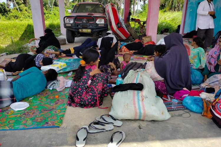 Sejumlah warga Rohingya ditampung sementara nyaris tanpa tikar di Gedung BPBD Aceh Utara, Aceh, Jumat (25/11/2022)