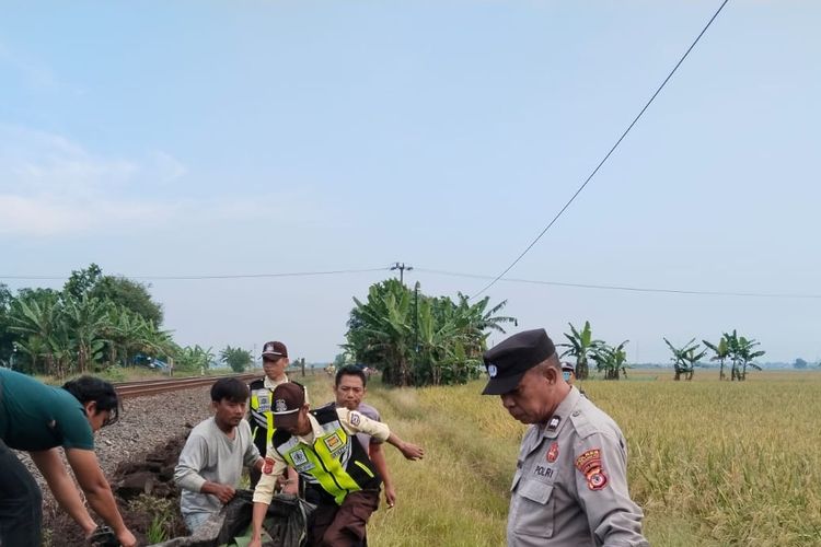 Wanita Asal Cirebon Ditemukan Tewas Tertabrak KA Manahan di Sliyeg Indramayu