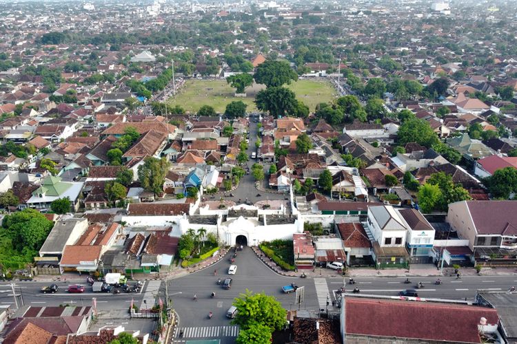 Foto aerial Plengkung Gading yang membentuk garis lurus dengan alun-alun kidul dan kompleks Keraton Yogyakarta.
