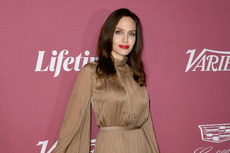 Angelina Jolie Berbalut Gaun Sutra Kreasi Desainer Timur Tengah