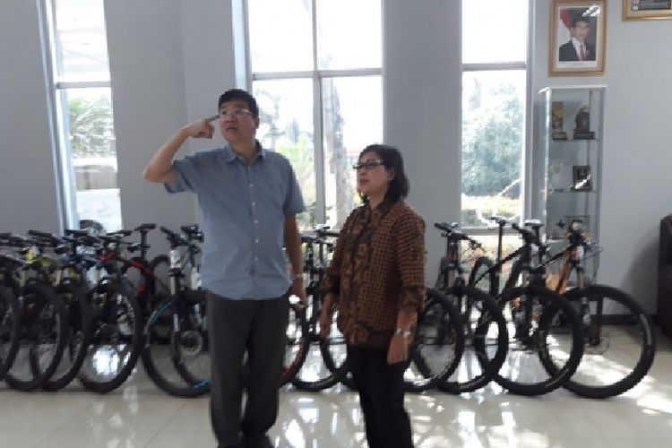 Direktur Pengembangan Pasar dan Informasi Ekspor Ditjen Pengembangan Ekspor Nasional Kemendag Tuti Prahastuti meninjau area display PT Terang Dunia Internusa (United Bike) di Kawasan Industri Branta, Citeurep.
