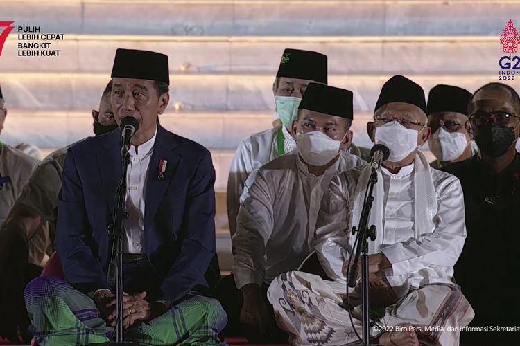 Presiden Joko Widodo dan Wakil Presiden Ma'ruf Amin saat menghadiri acara zikir dan doa kebangsaan 77 tahun Indonesia Merdeka di halaman Istana Merdeka, Jakarta, Senin (1/8/2022).