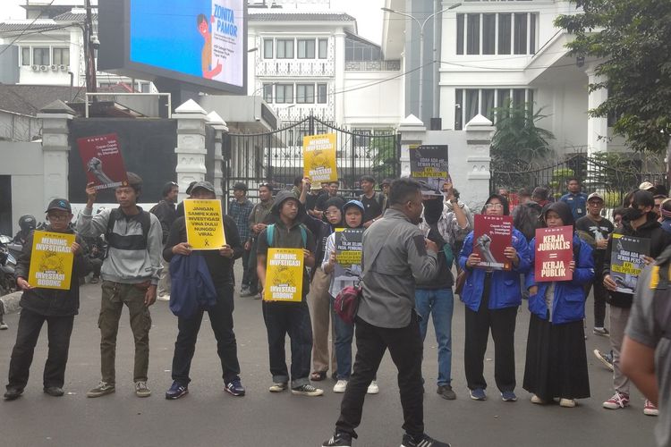 Sejumlah wartawan dari berbagai organisasi pers menyampaikan aspirasi menolak RUU Penyiaran di DPRD Jabar, Jalan Diponegoro, Kota Bandung, Selasa (28/5/2024).