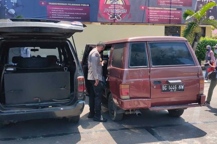 Dua unit mobil dengan tangki dimodifikasi saat diamankan di Polda Sumatera Selatan, Rabu (5/4/2022).