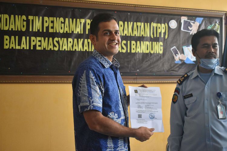 Mantan Bendahara Umum Partai Demokrat Muhammad Nazaruddin tengah memperlihatkan surat selesai Cuti menjelang bebas (CMB) di Bapas Bandung, Jalan Ibrahim Adjie, Kota Bandung, Kamis (13/8/2020). Setelah menjalani bimbingan cuti menjelang bebas (CMB) sejak 14 Juni 2020 sampai dengan 13 Agustus 2020 ini Nazaruddin akhirnya menghirup udara bebas hari ini.