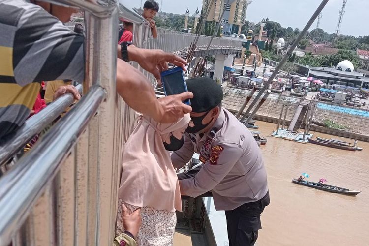 Sebelumnya diketahui masyarakat yang sedang berjalan di Jembatan Gentala Arasy heboh karena seorang ibu yang ingin melompat bunuh diri, pada Sabtu (14/5/2022) lalu.