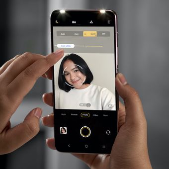 Vivo V23 5G dibekali dengan dua kamera selfie ganda yang masing-masing beresolusi 50 MP dan 8 MP.                
