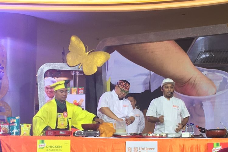 Chef Ragil dan Chef Gun Gun saat sesi cooking demo pada acara Bukber Bersama Pengusaha Kuliner yang juga merupakan peluncuran produk Knorr Chicken Seasoning Powder, di Trans Mall Cibubur, Minggu (12/5/2019).