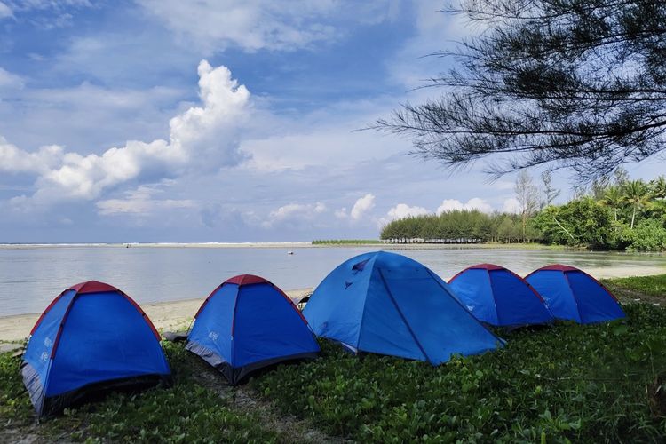 Pantai Cemoro Sewu, Surga Baru Bengkulu dengan Private Glamping Hutan Cemara