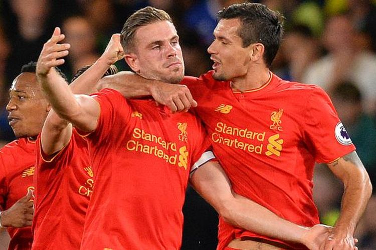 Gelandang Liverpool, Jordan Henderson (tengah), melakukan selebrasi bersama bek asal Kroasia, Dejan Lovren (kanan), setelah mencetak gol ke gawang Chelsea pada pertandingan Premier League di Stamford Bridge, London, Jumat (16/9/2016). Lovren cetak gol pertama sebelum Henderson menambahnya untuk membawa Liverpool menang 2-1.