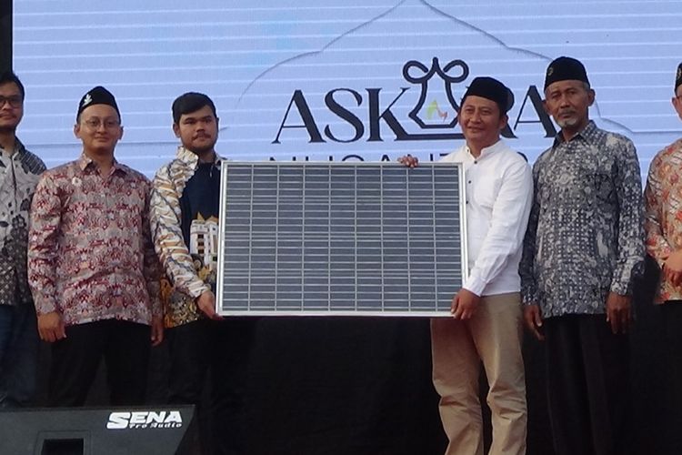 Manager Askara Nusantara, Muhammad Nur Afif menyerahkan bantuan panel listrik tenaga surya untuk Masjid Supangat, Desa Panyuran, Kecamatan Palang, Kabupaten Tuban, Jawa Timur, Sabtu (23/3/2024)