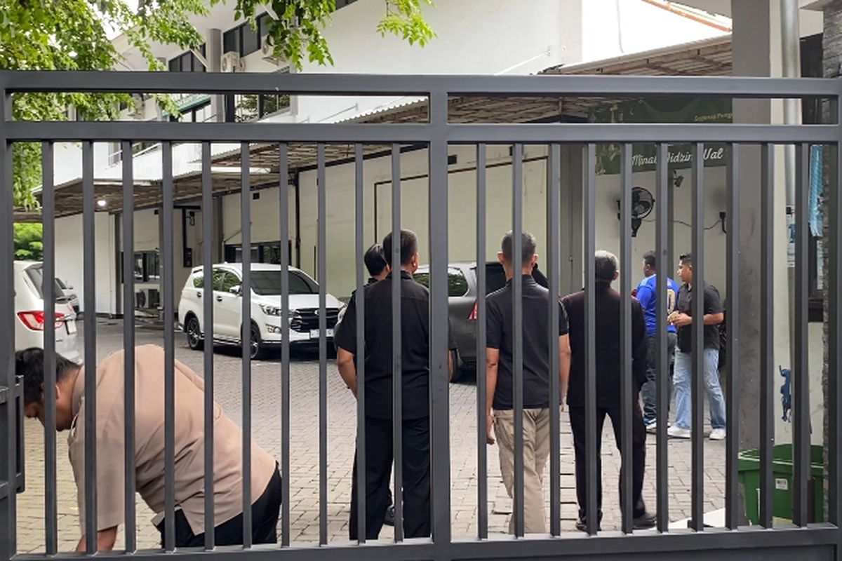 Proses penggeledahan KPK di Kantor KONI Jatim, Selasa (15/4/2025).