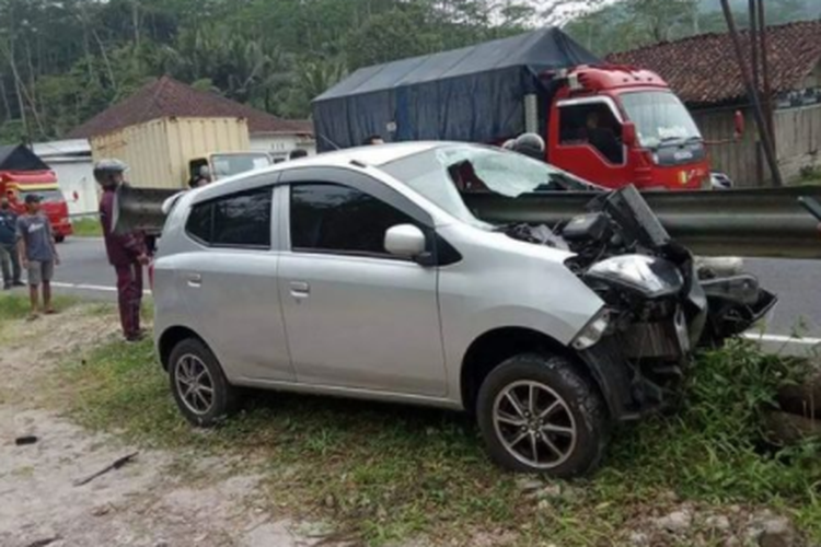 Sebuah Toyota Agya alami kecelakaan tunggal di Jalan Wonosobo-Banjarnegara, Senin (17/1/2022). Mobil tersebut berakhir dalam kondisi tertusuk pagar pembatas di tepi jalan.