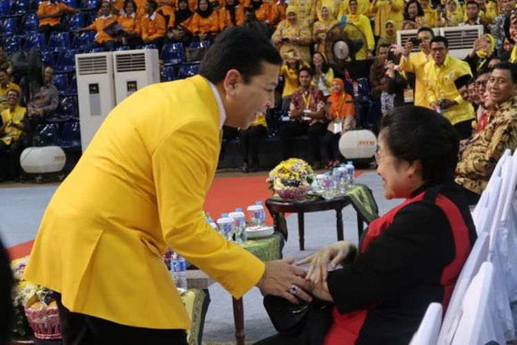 Ketua Umum Partai Golkar Setya Novanto melobi Ketua Umum PDI-P Megawati Soekarnoputri untuk berfoto bersama di Rapimnas Golkar, Jakarta, Kamis (28/7/2016).