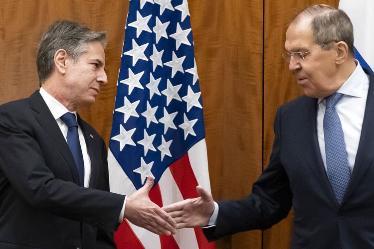 Menteri Luar Negeri Antony Blinken menyapa Menteri Luar Negeri Rusia Sergey Lavrov sebelum pertemuan mereka, Jumat, 21 Januari 2022, di Jenewa, Swiss.